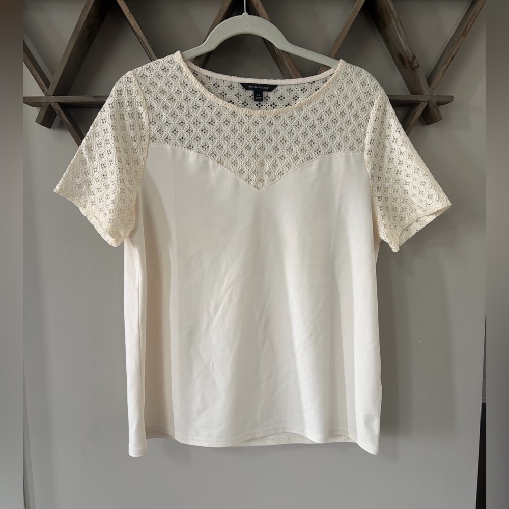 Banana Republic crochet cream top sweetheart neckline lace accent Size medium.